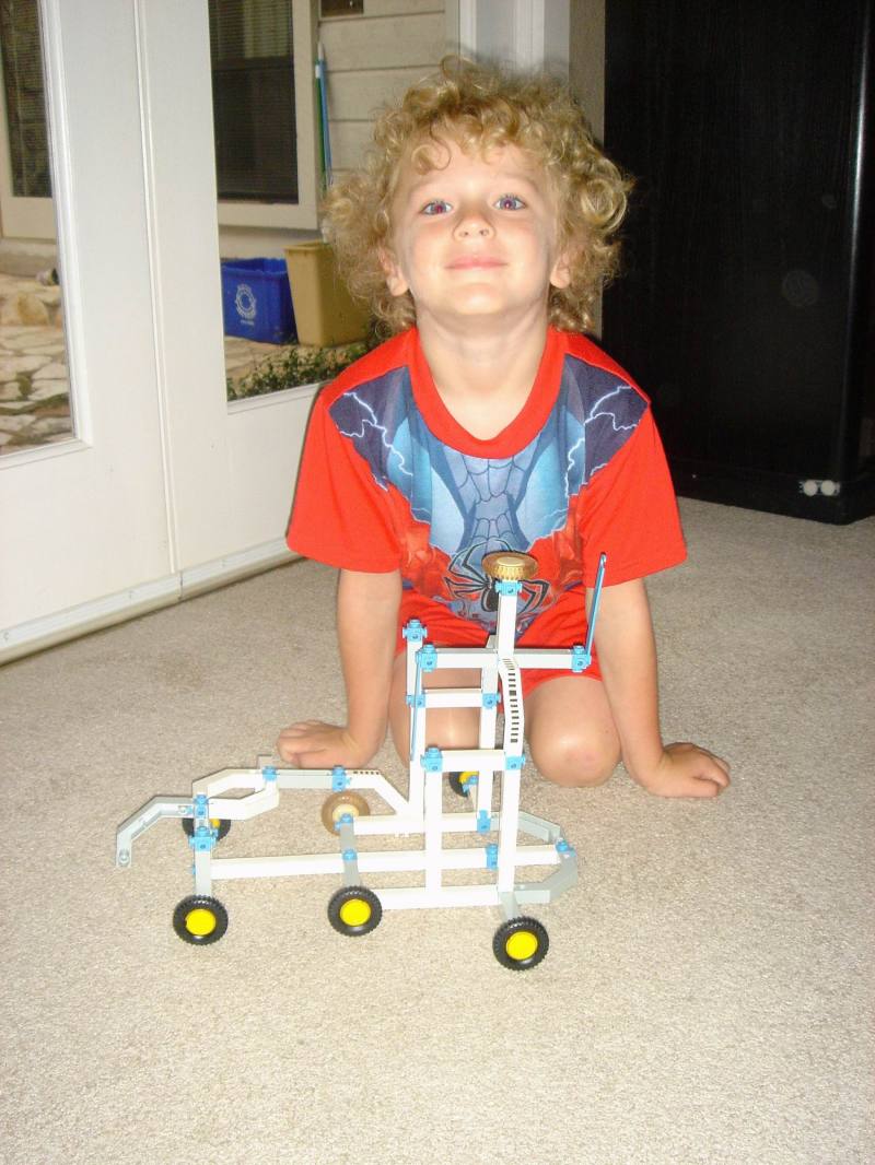 2005/05(May)/05(Vale-Kyla)/800x600_2005-05-30 Vale-Construx-0.JPG